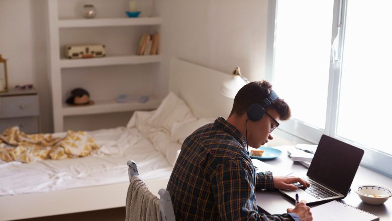 Exemple d'un étudiant effectuant les démarches pour son premier appartement dans le Nord